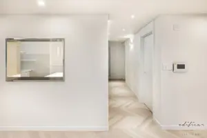 화이트 미니멀 복도, 헤링본 마루의 세련된 조화